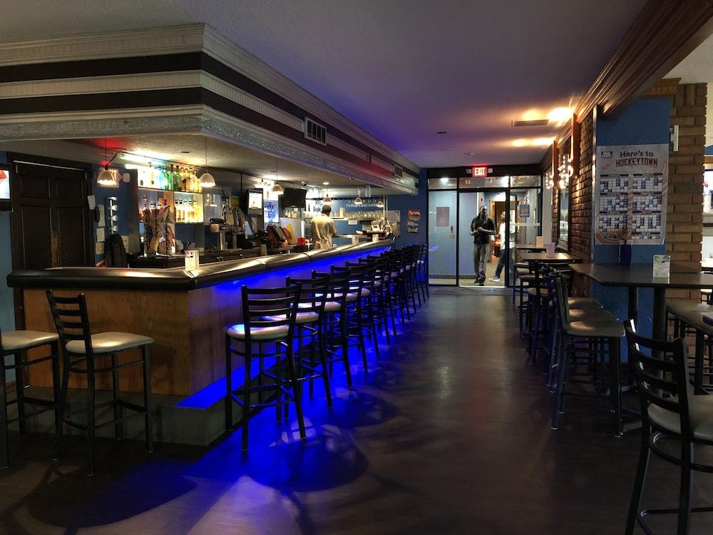 Ramada By Wyndham Saginaw Hotel & Suites Экстерьер фото