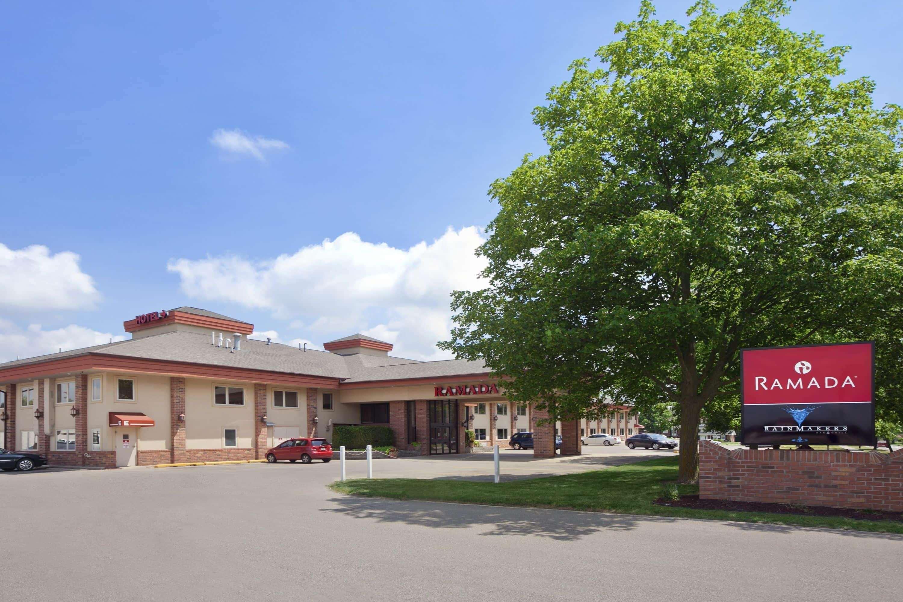 Ramada By Wyndham Saginaw Hotel & Suites Экстерьер фото