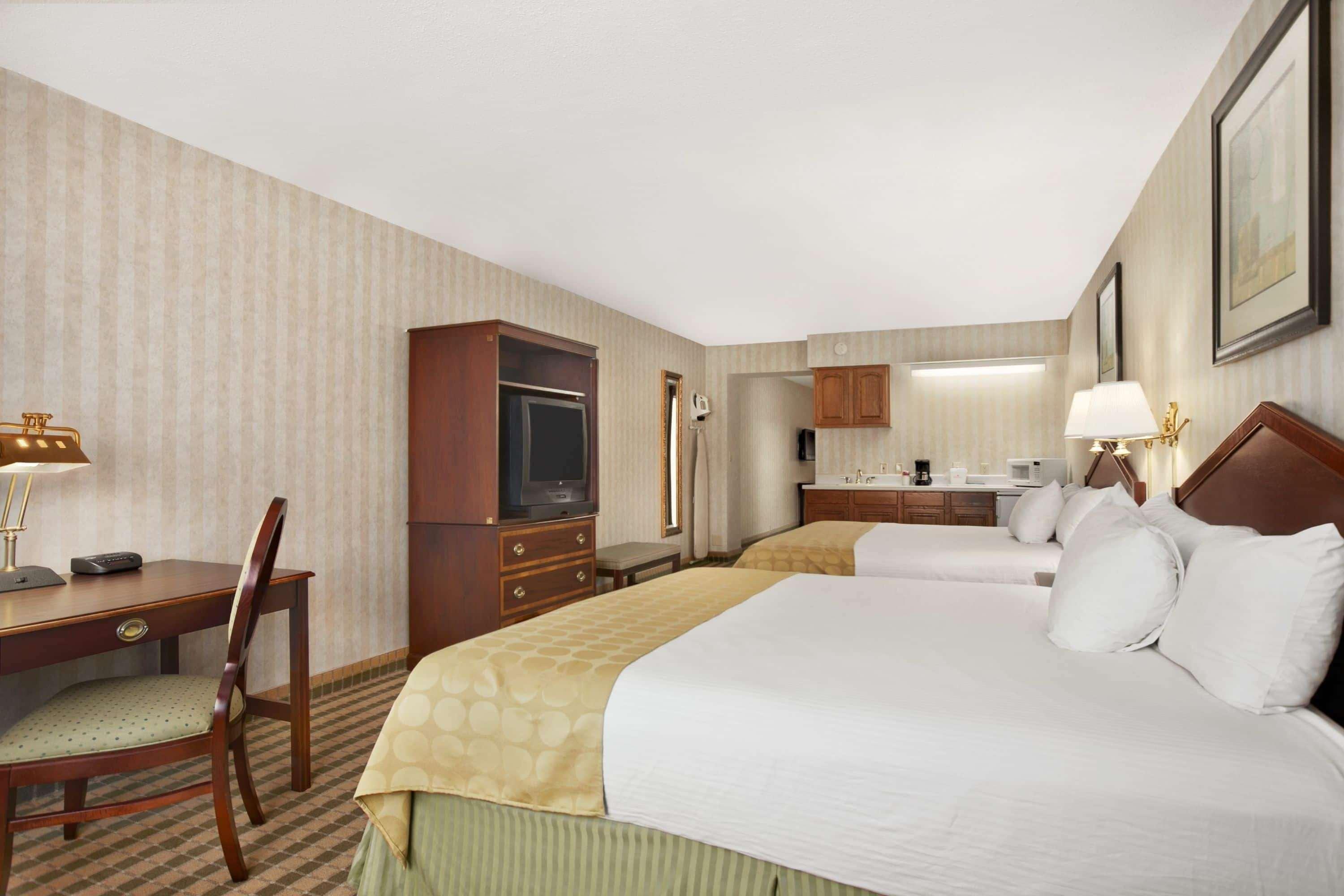 Ramada By Wyndham Saginaw Hotel & Suites Экстерьер фото