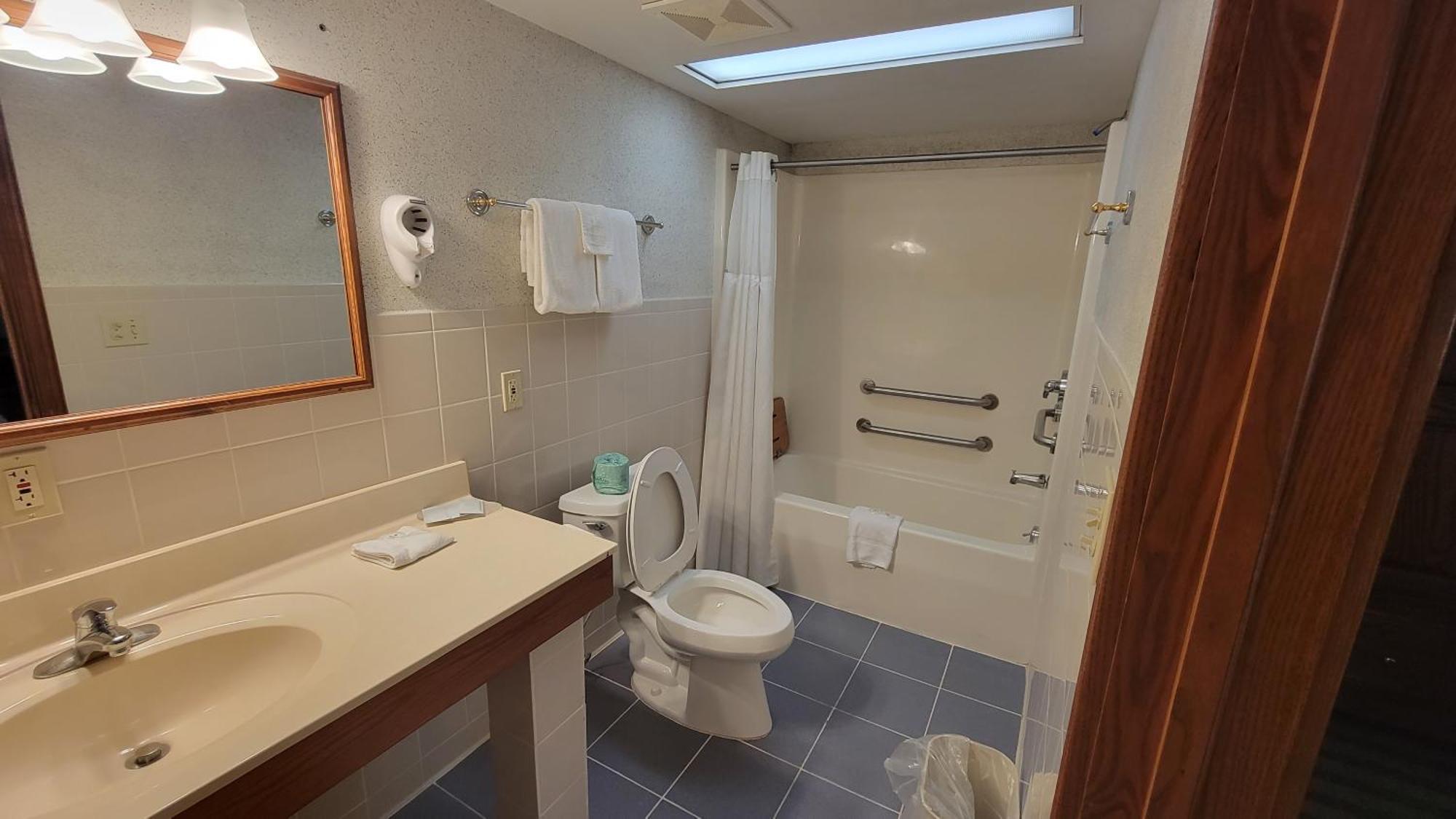 Ramada By Wyndham Saginaw Hotel & Suites Экстерьер фото