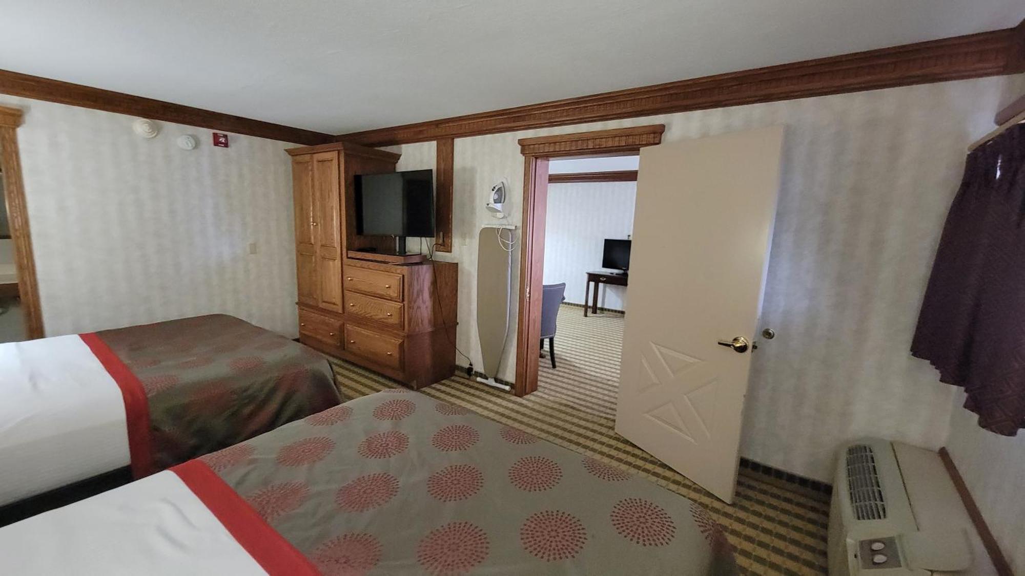 Ramada By Wyndham Saginaw Hotel & Suites Экстерьер фото