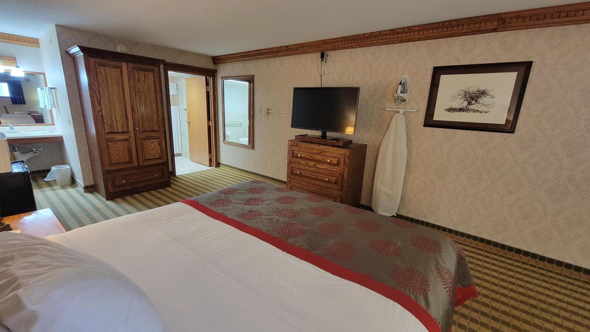Ramada By Wyndham Saginaw Hotel & Suites Экстерьер фото
