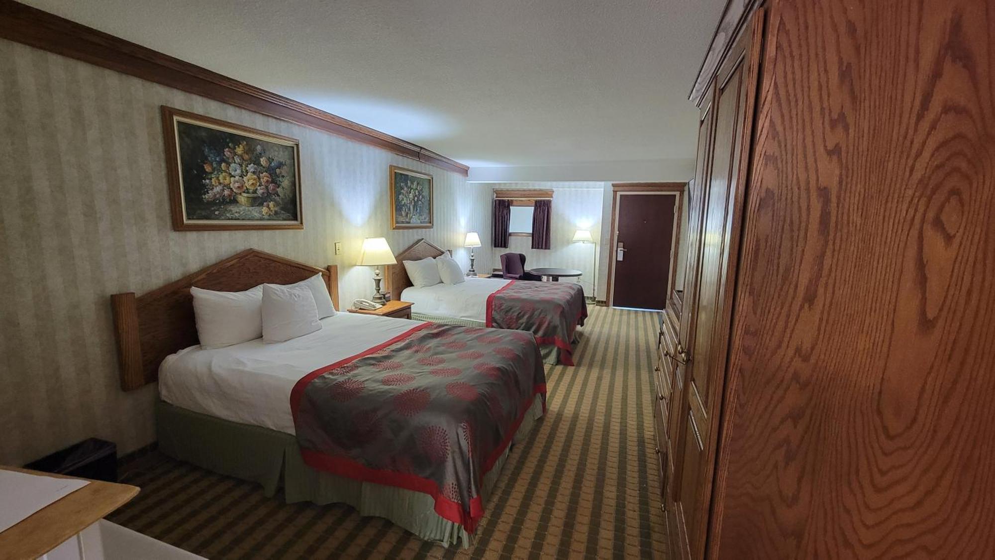 Ramada By Wyndham Saginaw Hotel & Suites Экстерьер фото